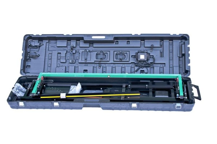 Walizka w umieszczoną w niej maszyną do cięcia styropianu Budguru EPS 33